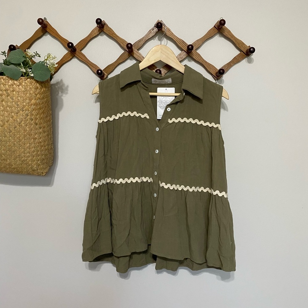 Green Sleeveless Button Down Blouse with Notched Collar